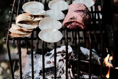 Lezzetli Asya yemeklerinin yakın görüntüsü