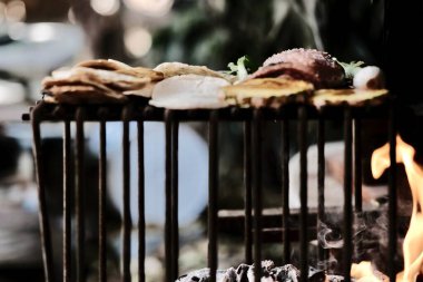 Açık havada ızgarada sosis pişirmek..