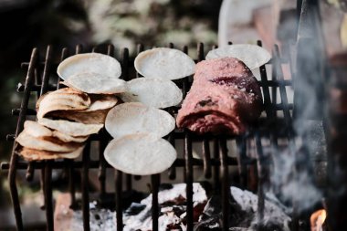 Kızarmış patates, mantar ve et.