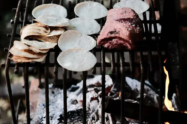 Izgarada kızarmış et ve patates.