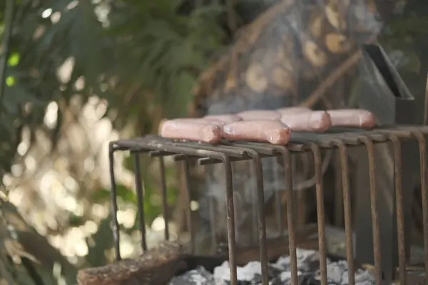 Barbeküde domuz sosisi.