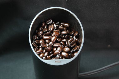 Beyaz arkaplanda siyah kahve çekirdeği.