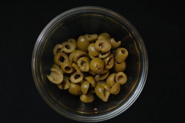 Siyah kasede yeşil zeytin. yüksek kaliteli fotoğraf