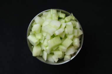 Siyah üzerine taze yeşil soğan.