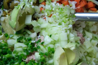 Pazarda taze karışık sebze salatası