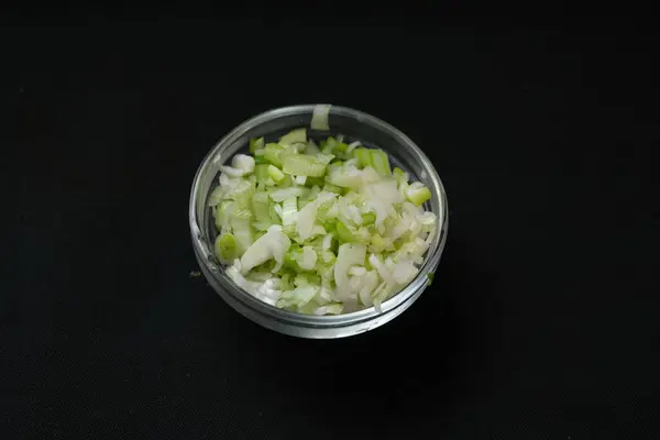 Siyah kasede taze soğan. Üst Manzara. Kapat.