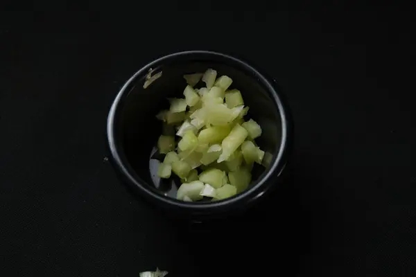 Siyah arkaplandaki siyah soğanı kapat