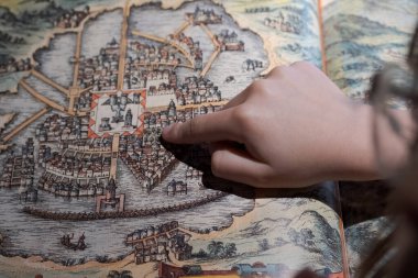 Bu günlerde Meksika 'nın Tenochtitln şehrinin haritasını taşıyan bir kız eli.