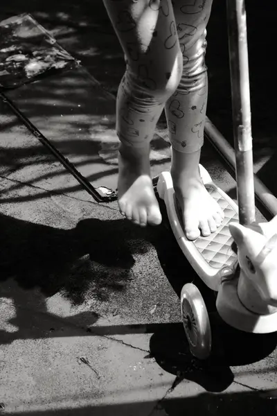 Kız evinde paten kullanmayı öğreniyor.