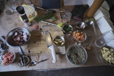 Evdeki mutfakta yemek pişirmek