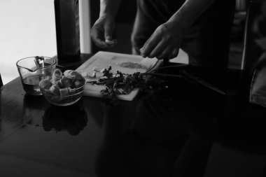 Masada yemek hazırlayan eller. Aşk, yemek, hazırlık.