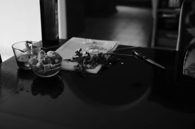 Masada yemek pişirmek ve hazırlamak. Restoran, aşçılık, aşk. 