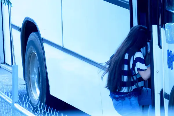 Otobüste sırt çantası olan mavi elbiseli güzel bir kadın.