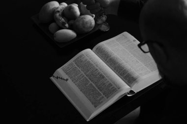 El ve kitap: okuma, öğrenme, sayfayı çevirme