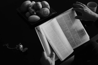 El ve kitap: okuma, öğrenme, sayfayı çevirme