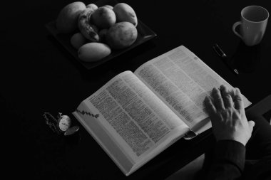 El ve kitap: okuma, öğrenme, sayfayı çevirme