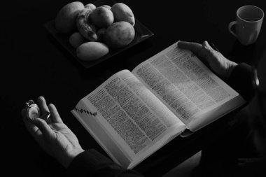 El ve kitap: okuma, öğrenme, sayfayı çevirme