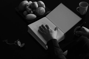 El ve kitap: okuma, öğrenme, sayfayı çevirme