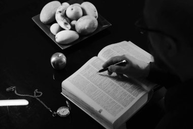 El ve kitap: okuma, öğrenme, sayfayı çevirme