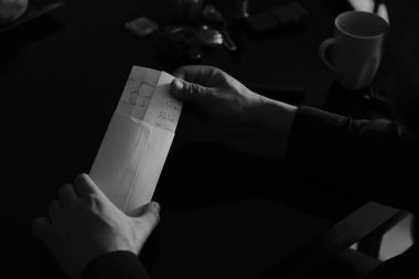 Masada açılmamış bir mektup var. Şüphe, beklemek, mesaj, duygu içeriyordu.