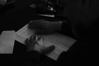 Masadaki mektup, şüphe, üzüntü, kötü haber, duygu içeriyor.