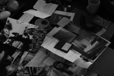 Masaya eski günlerin anılarını dağıt