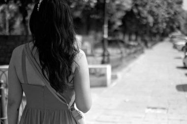 2025 'te insanlar haklarını protesto ediyor, kadın düğüne gidiyor.