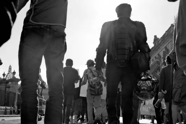 2025 'te insanlar hakları için yürüyüş ve protesto yapıyorlar.