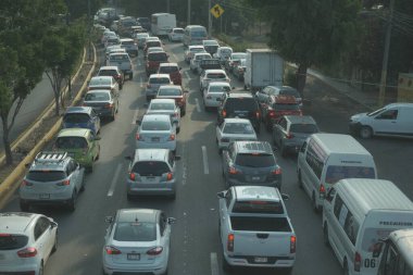 Şehirdeki trafik sıkışıklığı, arabalar ve araçlar