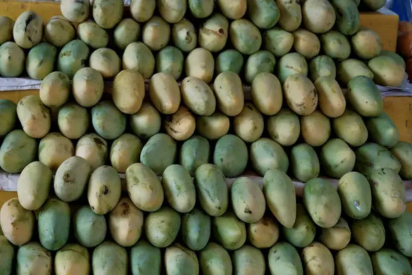 Piyasada taze yeşil mango