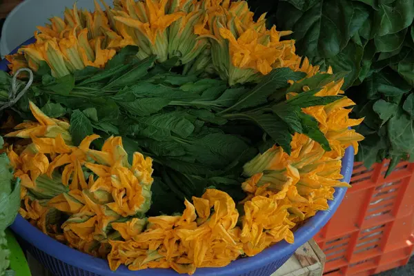 Pazarda pişirmek için taze çiçek.