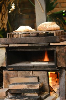 Fırında ekmek var.