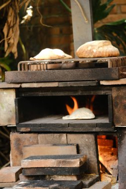 Mutfakta bir yığın ekmek ve ateş.