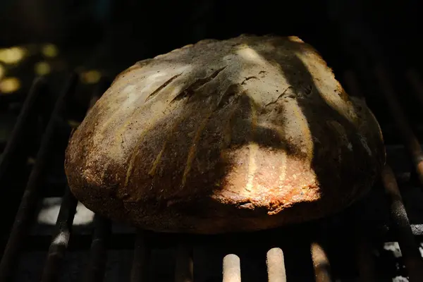 Ekmek bahçedeki masada.