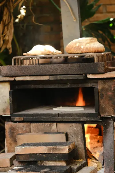 Fırında ekmek var.