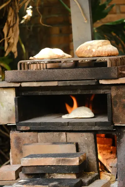 Mutfakta bir yığın ekmek ve ateş.