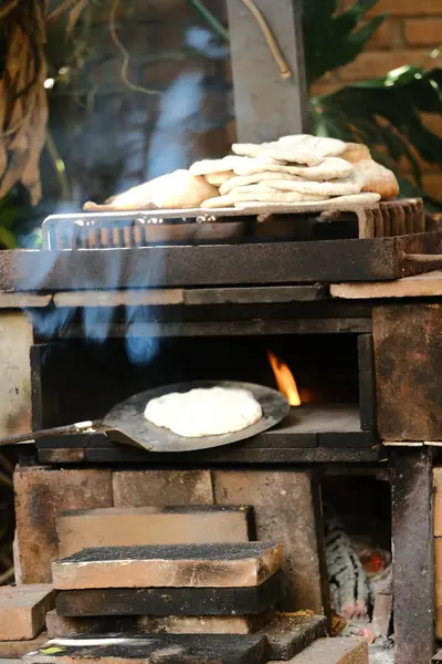 Fırında pizza pişirmek..