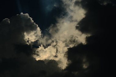 Kara bulutlu karanlık dramatik gökyüzü, sınırsız gökyüzü. 