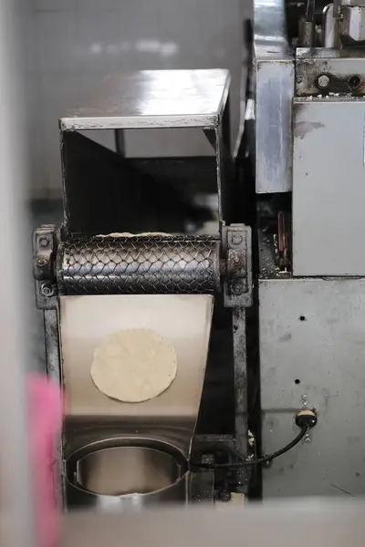 Mutfaktaki pizza makinesinin dikey görüntüsü.