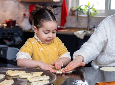 Mutfakta Büyük Anne ve Çocuk Bağının İç açıcı Sahnesi, Aşçılık Geleneği ve Ev Yapımı İkramlarıyla Aşkı Geçiriyor