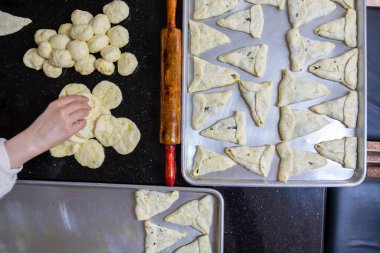 Anne ve kızı birlikte çalışıyorlar. Akşam yemeği için pasta hazırlıyorlar.