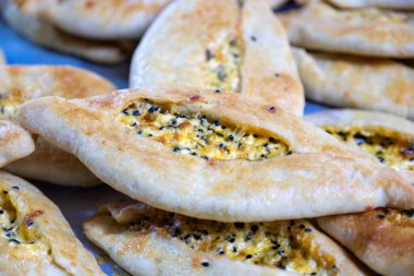 Vintage Oven Delights: Enfes Doldurulmuş Pastalar Eski Fırında Fırın Bekliyor, Bir Mutfak Geleneği