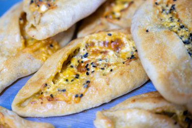 Vintage Oven Delights: Enfes Doldurulmuş Pastalar Eski Fırında Fırın Bekliyor, Bir Mutfak Geleneği