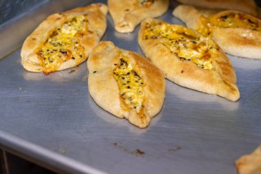 Vintage Oven Delights: Enfes Doldurulmuş Pastalar Eski Fırında Fırın Bekliyor, Bir Mutfak Geleneği