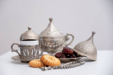 tarih kahk bayram tatlısı tespihi ve beyaz izole arkaplanda kahve fincanı
