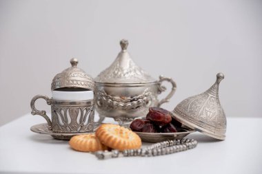 tarih kahk bayram tatlısı tespihi ve beyaz izole arkaplanda kahve fincanı