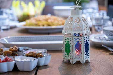 Ramazan feneri ve yemek masasında aile için iftar almak ve yemek için tarihler.
