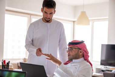 Arap asistan iş yerinde yardım ve yardım istiyor.