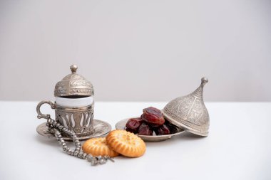 tarih kahk bayram tatlısı tespihi ve beyaz izole arkaplanda kahve fincanı