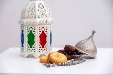 Beyaz izole arkaplandaki kahk bayram tatlıları ve fanos tarihleri